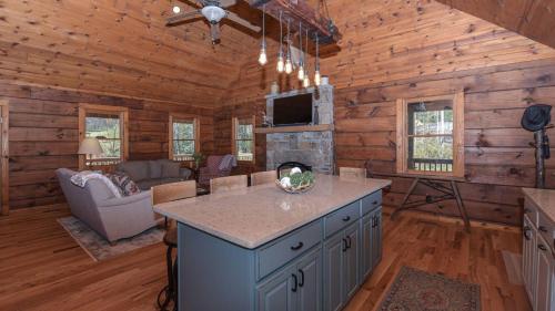 Deer Haven by AvantStay Cabin w Pond Waterfall in Saluda, USA