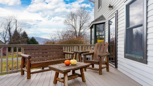 West Settlement Ranch by AvantStay Hudson Valley Escape Firepit Patio Yard in Prattsville, USA