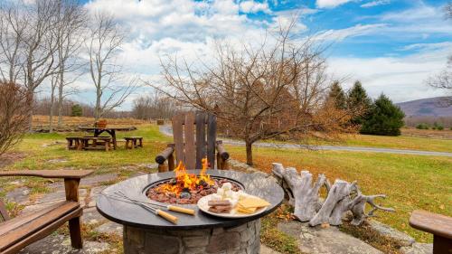 West Settlement Ranch by AvantStay Hudson Valley Escape Firepit Patio Yard in Prattsville, USA