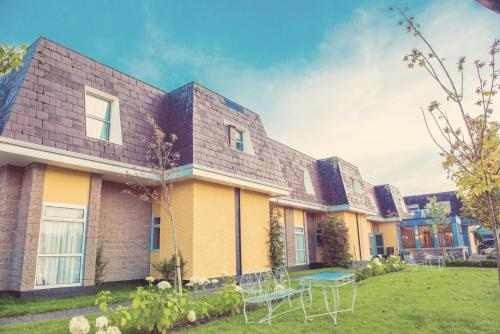Devon Inn Hotel - image 2