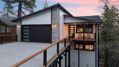 Modern Lodge Near Lake Village Snow Summit Game Room Decks Firepit Views - Lake Arrowhead