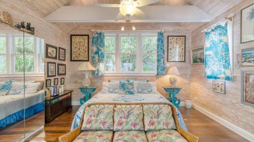 Boat House by AvantStay Character Cottage Central Location w Shared Pool Month Long Stays in Key West, USA