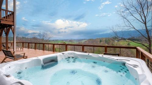 Silver Spoon by AvantStay Hot Tub Views Billiards Group Retreat in Leicester, USA