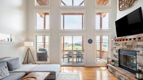 Silver Spoon by AvantStay Hot Tub Views Billiards Group Retreat in Leicester, USA