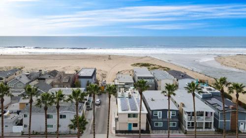 Velvet Sand Buyout by AvantStay Steps to Newport Beach Sleeps 22 in Newport Beach, USA