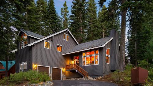 Alpenglow Chalet by AvantStay – khách sạn tại Northwoods