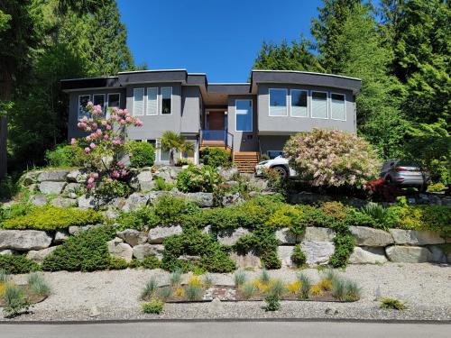 Modern Coastal 2BR Retreat with Hot Tub in Vancouver BC – khách sạn tại Tây Vancouver
