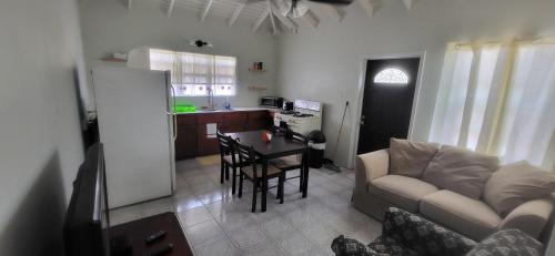 Coconut Serenity - 2 Bedroom Apartment Near Airport & Water Taxi Ferry Terminal in New Castle