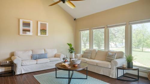 Travis by AvantStay Waterfront Lake Retreat in Lakeway, USA