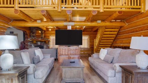 Pinetree Place by AvantStay Group Cabin Hot Tub Minutes to the Lake in Big Bear Lake, USA