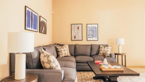 Firefly by AvantStay Spacious Backyard w Pool Hot Tub in La Quinta, USA