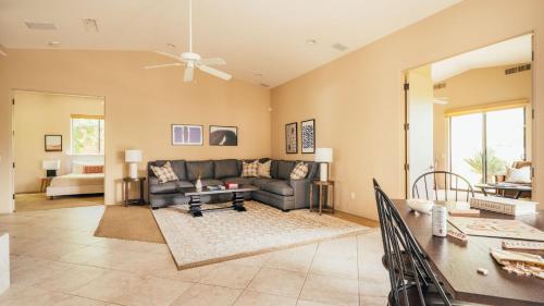 Firefly by AvantStay Spacious Backyard w Pool Hot Tub in La Quinta, USA