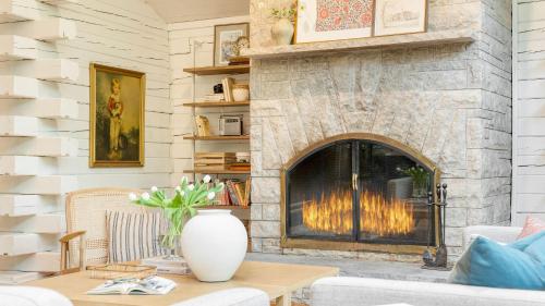 Half Moon by AvantStay 4BR Cabin w Large Deck Yard w Patio Outdoor Dining in Great Barrington, USA