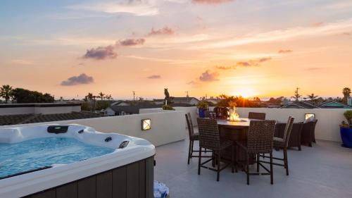 บริการและสิ่งอำนวยความสะดวก, Sunset Serenity by AvantStay Rooftop w Hot Tub Fire Pit 3 Blocks to Beach in โกรเวอร์ บีช (CA)