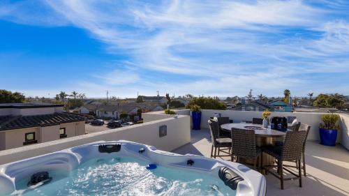 บริการและสิ่งอำนวยความสะดวก, Sunset Serenity by AvantStay Rooftop w Hot Tub Fire Pit 3 Blocks to Beach in โกรเวอร์ บีช (CA)