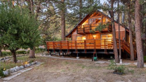 Avalon Pines by AvantStay 5 mins from Bear Mountain Ski Resort in Big Bear Lake, USA