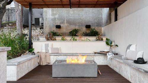 Barton by AvantStay Lake Views w Hot Tub Pool Ping Pong in Austin, USA