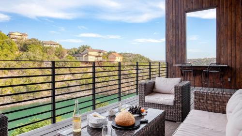 Barton by AvantStay Lake Views w Hot Tub Pool Ping Pong in Austin, USA