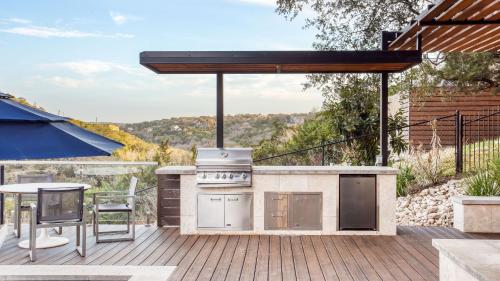 Barton by AvantStay Lake Views w Hot Tub Pool Ping Pong in Austin, USA