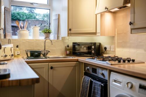 Beautiful 2 Bedroom Cottage in the Cotswolds in 布洛克利