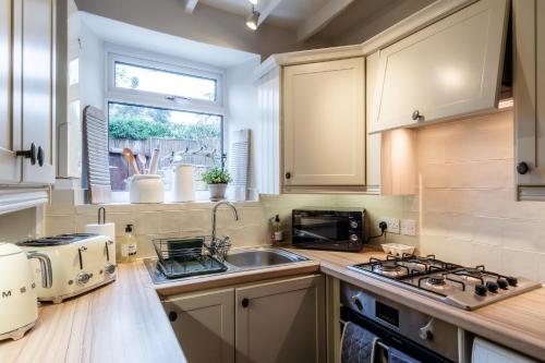 Beautiful 2 Bedroom Cottage in the Cotswolds in 布洛克利