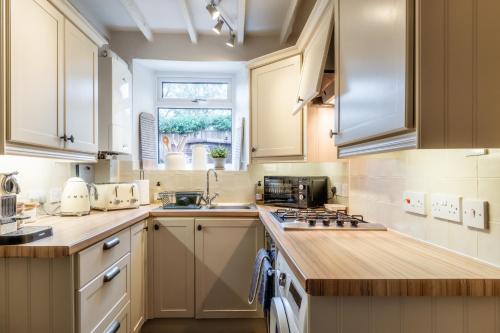 Beautiful 2 Bedroom Cottage in the Cotswolds in 布洛克利
