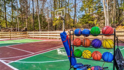 Grand Timber by AvantStay Indoor Pool Sauna Sports Court Game Room More in White Haven, USA