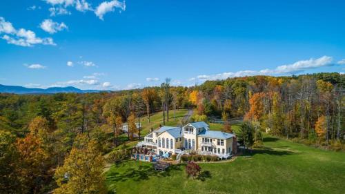River House by AvantStay Historic Secluded Estate on the Hudson River w Pool Sleeps 24 in Hudson, USA