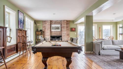 River House by AvantStay Historic Secluded Estate on the Hudson River w Pool Sleeps 24 in Hudson, USA
