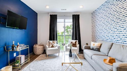 Lindsley by AvantStay Balcony Modern Design A Downtown Location in Nashville, USA
