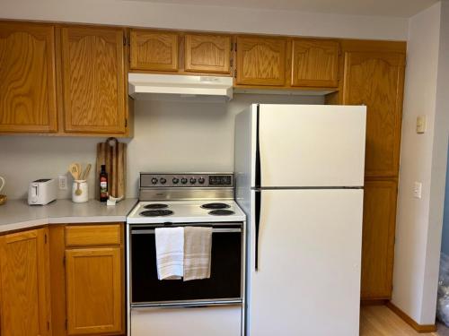 Cozy 2BR 1BA kitchen patio 20min to WSU in Kolfaksa (WA)