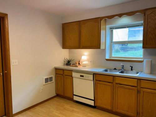 Cozy 2BR 1BA kitchen patio 20min to WSU in Kolfaksa (WA)