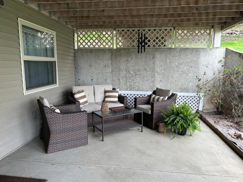 Cozy 2BR 1BA kitchen patio 20min to WSU in Kolfaksa (WA)