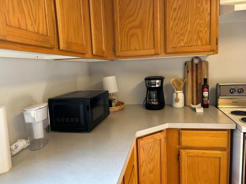 Cozy 2BR 1BA kitchen patio 20min to WSU in Kolfaksa (WA)