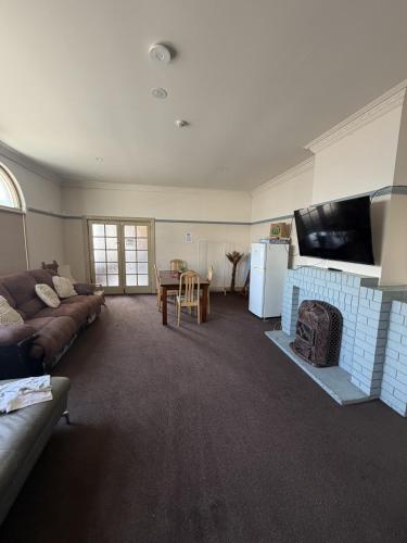 Shared lounge/TV area, Coffs Harbour Hotel in Coffs Harbour