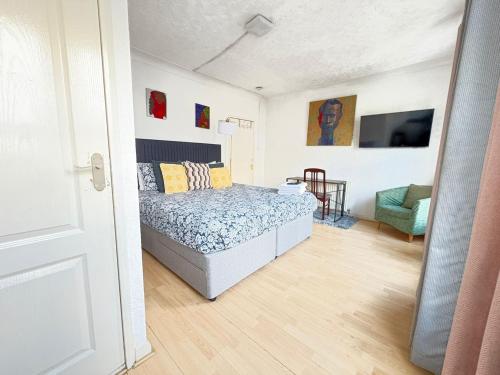 96 Ensuite Bedroom with Bathroom chambre d'hôte Edmonton