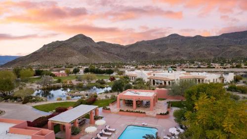 The Pond Estate by AvantStay Designer Compound w Multiple Pools Tennis View in Palm Springs, USA