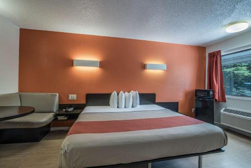 Motel 6-Albany, NY - Airport Set in a prime location of Albany (NY), Motel 6 Albany Airport puts everything the city has to offer just outside your doorstep. Both business travelers and tourists can enjoy the hotels facilities a