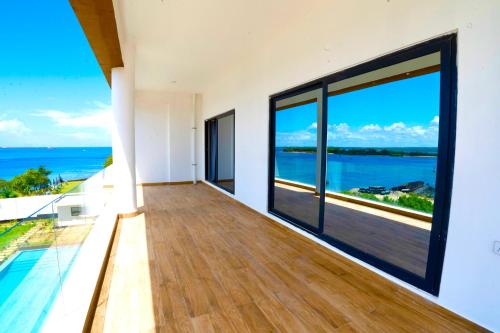 Балкон, Tanga City Luxury Apartments in Taнга