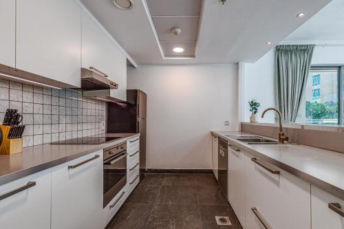 Allsopp & Allsopp - 2-Bedroom Apartment in The Residences 5 Downtown - image 7