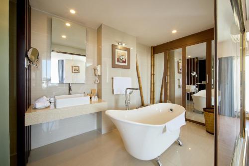 room detail thumbnail 2