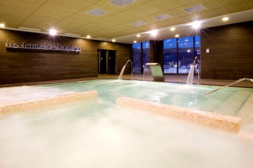 อ่างแช่น้ำพุร้อน, R2 Romantic Fantasia Suites - Adults Only in ตาราคาเรโค