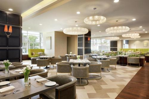 Embassy Suites Los Angeles Glendale - image 2