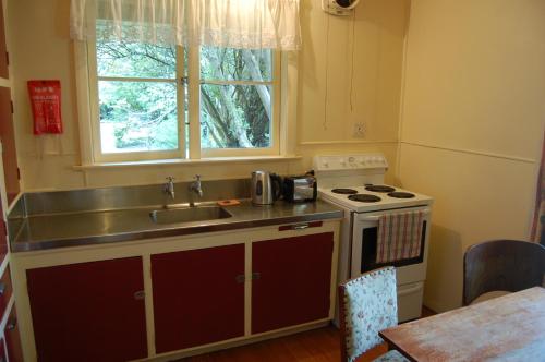 Kitchen, Wheatly Downs Farmstay and Backpackers in Mount Taranaki