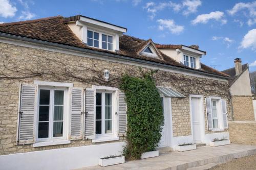Фасада на хотела, Maison familiale à deux pas du zoo de Thoiry (Maison familiale a deux pas du zoo de Thoiry) in Auteuil (Ile-de-France)