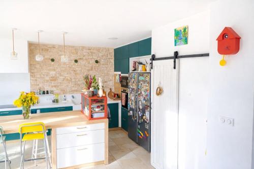 кухня, Maison familiale à deux pas du zoo de Thoiry (Maison familiale a deux pas du zoo de Thoiry) in Auteuil (Ile-de-France)