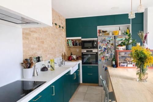 кухня, Maison familiale à deux pas du zoo de Thoiry (Maison familiale a deux pas du zoo de Thoiry) in Auteuil (Ile-de-France)