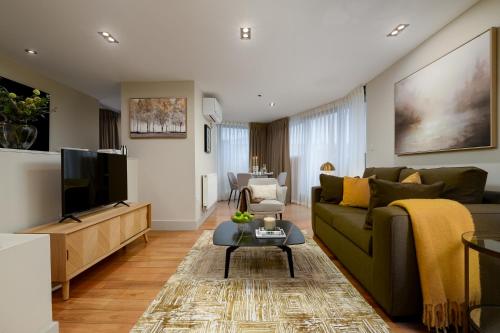 Monument l Your Apartment in London