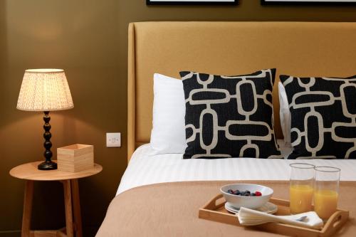Guestroom, Monument l Your Apartment in London