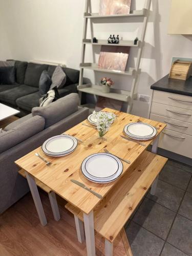 Modern 2bed 2bath • Balcony •Near Stratford & Tube - image 12